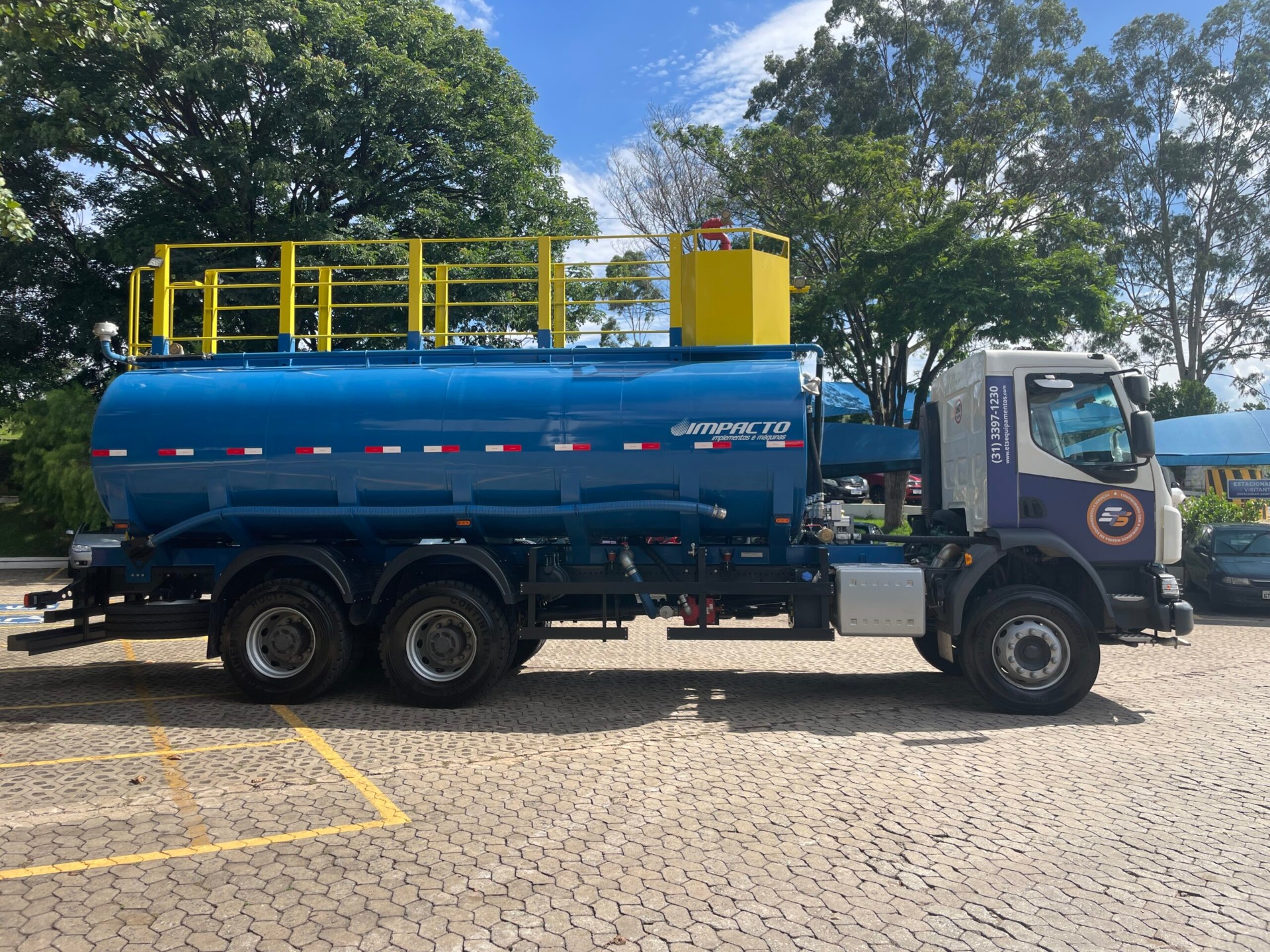 Caminhão pipa HidroService em operação